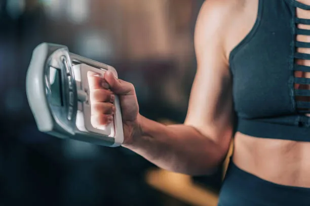 Misurazione della forza di presa con dinamometro (hand grip)