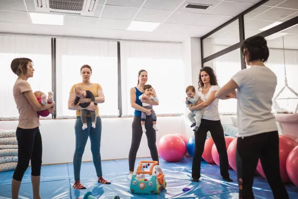 Gruppo di mamme con i loro bambini durante il corso